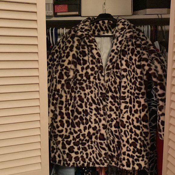SeekMe Women’s Faux Leopard Fur Coat - Picture 9 of 9